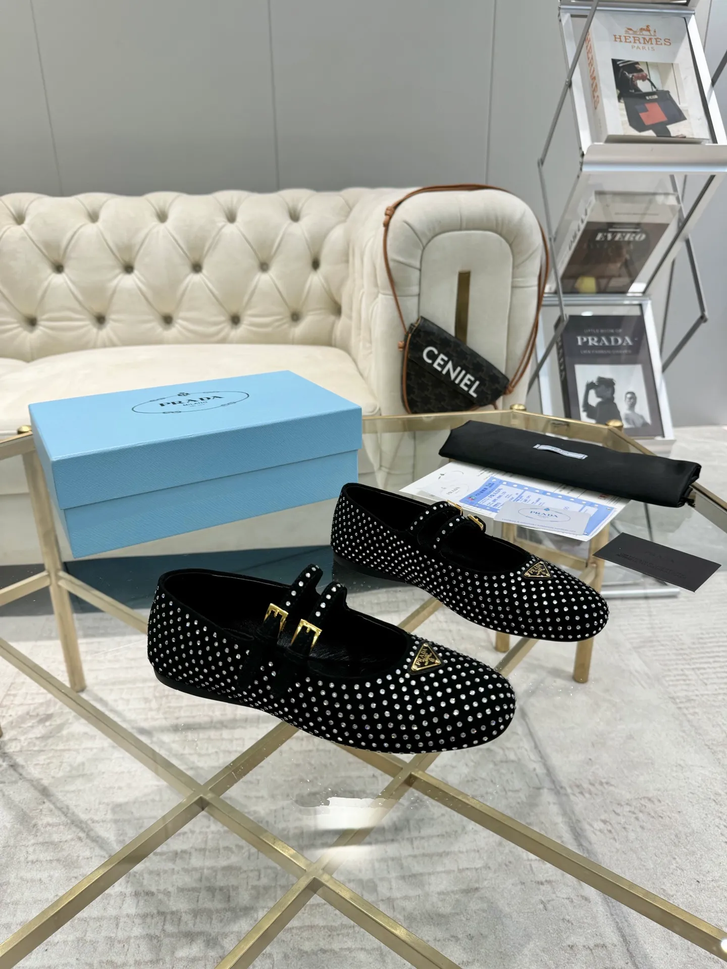 👟👟Ex-factory price 580👟👟New 👉Ready stock👈Remove the original plate to 1:1 The highest version 2024Prada early autumn catwalk T-stage hot style 😘The latest autumn model Flat outsole series Original 1:1 mold outsole A must-have for goddesses Super comfortable on the feet to reduce age 👉The upper is made of imported original cowhide leather Soft and textured, lining + feet, imported sheepskin lining, breathable and comfortable, private molded buckles (all original logos), package craftsmanship, code number 35M-39M (40, 41 customized, non-returnable, non-exchangeable)